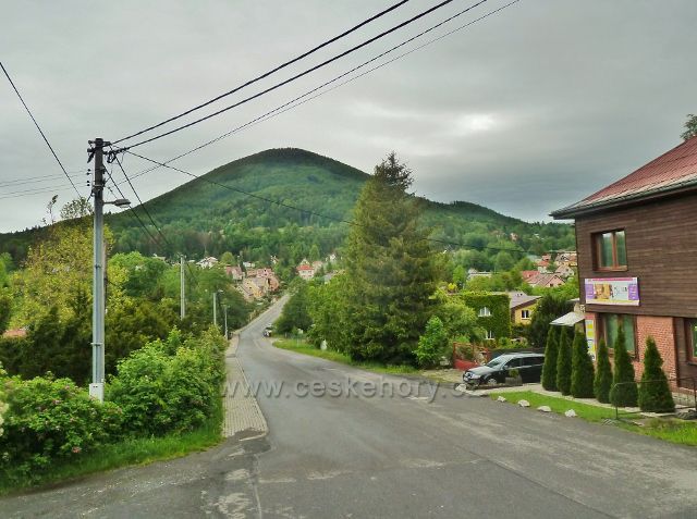 Kunčice pod Ondřejníkem - pohled na Skalku od pivovarské hospůdky