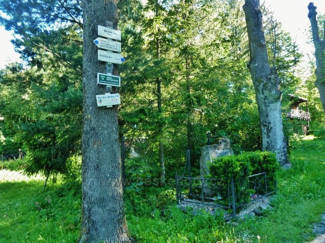 Ostravice - turistický rozcestník "Mazák (bus) 435 m.n.m." u pomníku Jana Ragovského