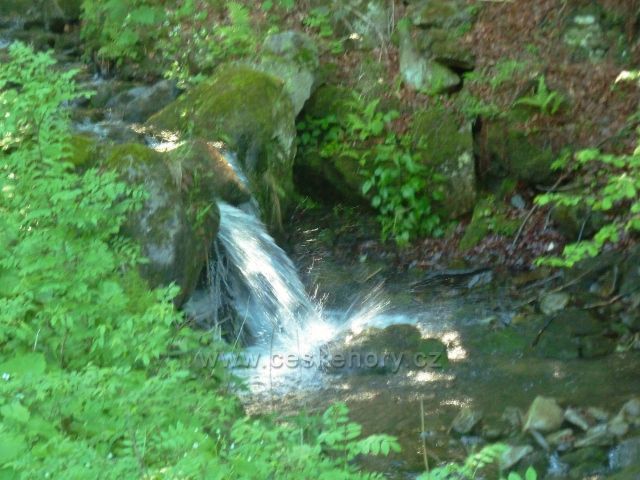 Jeden z mnoha malých vodopádů na Suchém potoku