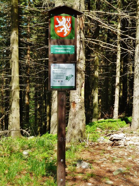 Označení hranice  přírodní památky Ondrášovy díry na rozcestí Lukšinec