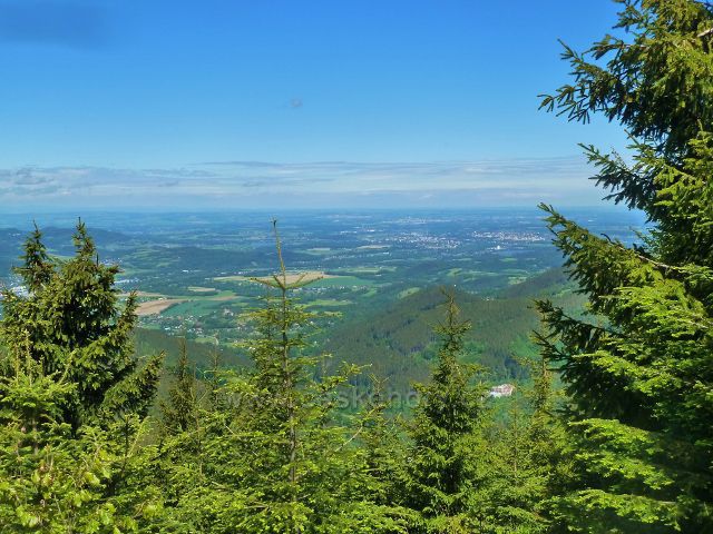Pohled z trasy NS Lysá hora  k hotelu Petr Bezruč
