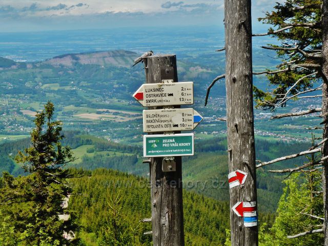 Turistický rozcestník na trase po modré a červené TZ "Lysá hora- rozcestí"