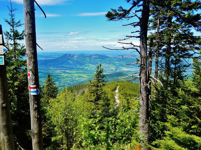 Průhled z rozcestí Lysá hora k Ondřejníku