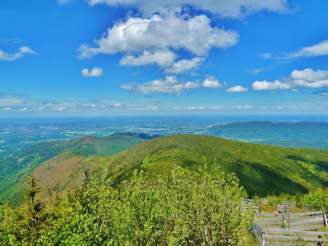 Pohled z výhledového místa na Lysé hoře
