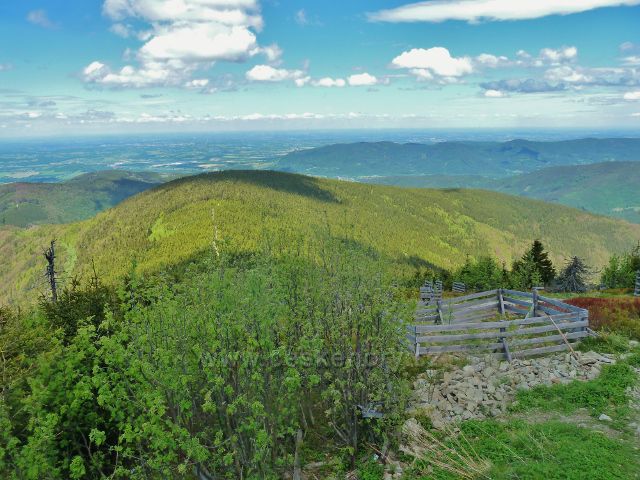 Pohled z výhledového místa na Lysé hoře k Malchoru