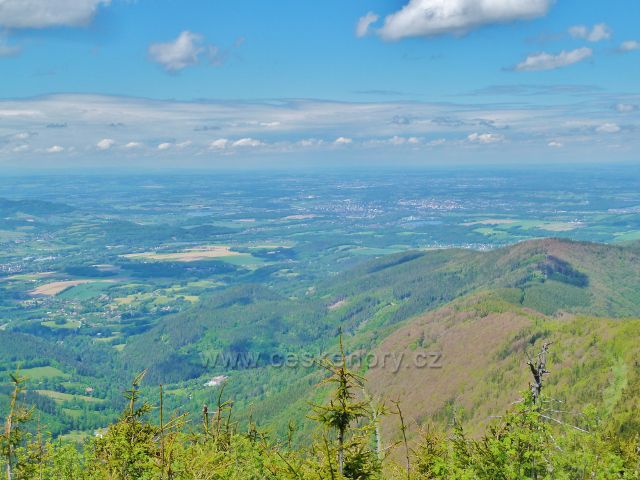Pohled z Lysé hory  na Beskydskou pahorkatinu a vodní nádrže Baška a Olešná