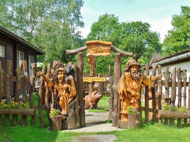 Ostravice -vchod do Ráje dřevěných soch
