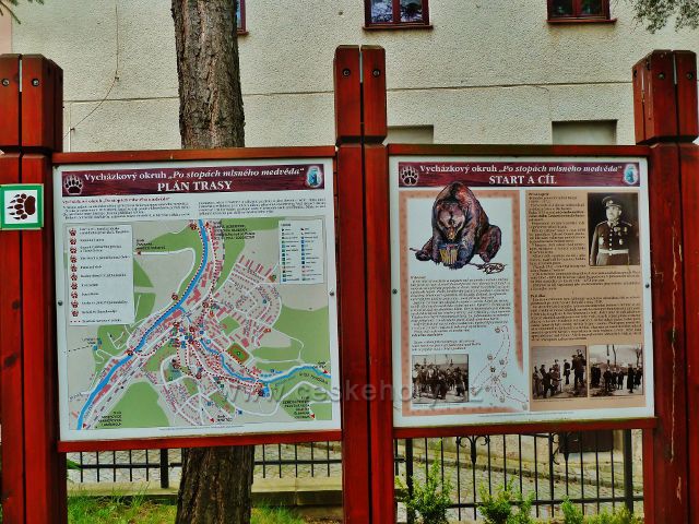 Jablonné nad Orlicí - úvodní panel vycházkového okruhu "Po stopách mlsného medvěda" je rovněž v uličce pod náměstím