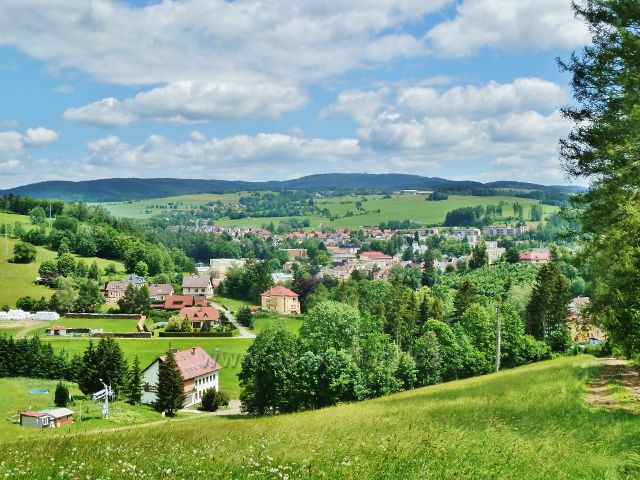 Jablonné nad Orlicí - pohled přes Jablonné na Jamné nad Orlicí k Suchému vrchu