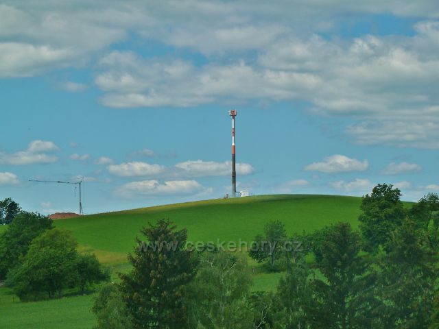 Pohled z vrcholu Malova kopce na telekomunikační věž na Židově kopci(574 m.n.m.)