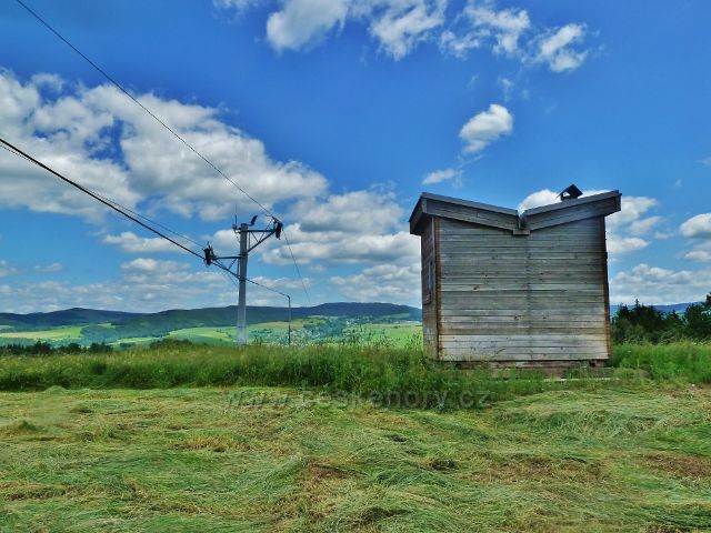 Geodetický vrchol Malova kopce(549 m.n.m.)je v místě přístřešku