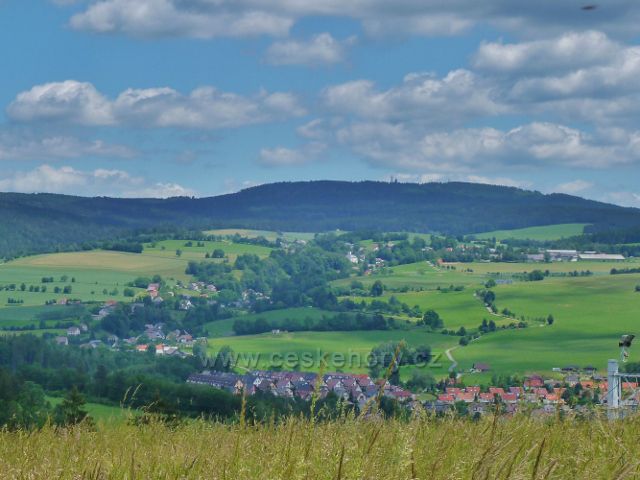 Pohled z vrcholu Malova kopce na Jamné nad Orlicí a cestu po zelené TZ z Jablonného k Jamenskému Brodu