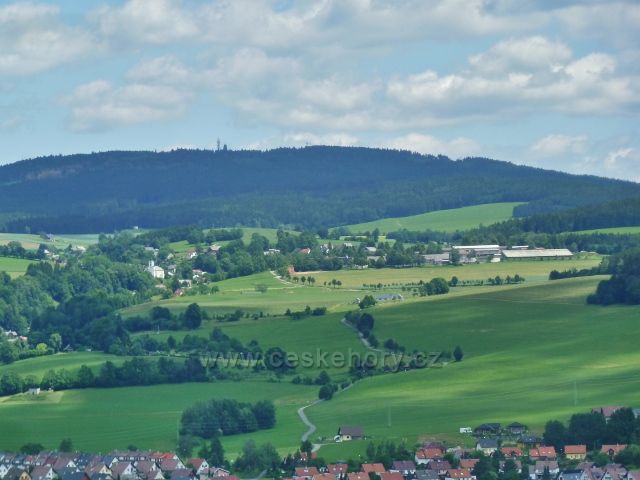 Pohled z vrcholu Malova kopce na horní část obce Jamné nad Orlicí pod Suchým vrchem