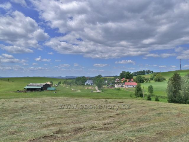 Pohled z Malovo kopce na osadu Vedralovice