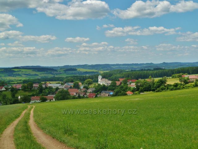 Mistrovice - pohled od pomníku "Neznámého lyžaře" na střed Mistrovic