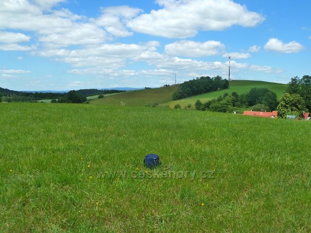 Mistrovice - vrchol Blažkovského kopce dosahuje výše 550 m.n.m. a není  v terénu označen (viz.brašna). V pozadí je protilehlý Židův kopec.