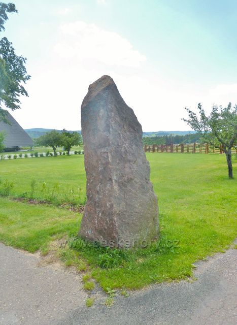 Mistrovice - menhir v rohu parčíku před kostelem