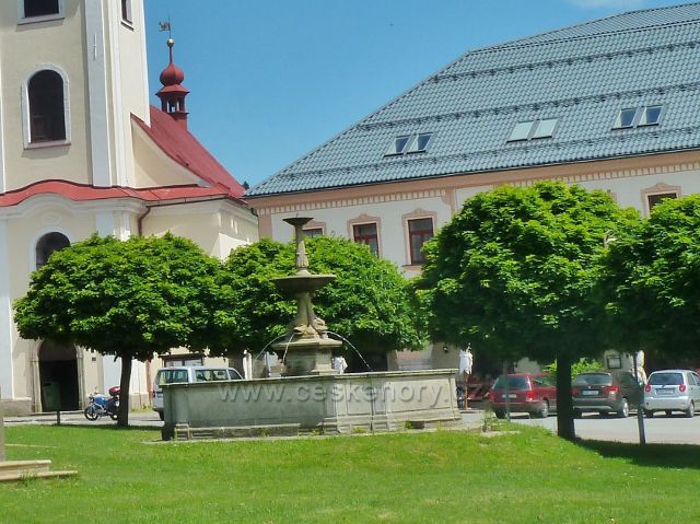 Rokytnice v Orlických horách - kašna v parčíku na náměstí T.G.M.