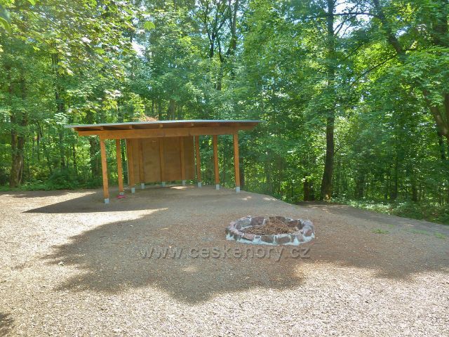 Rokytnice v Orlických horách - nově vybudovaný přístřešek a ohniště v lesoparku