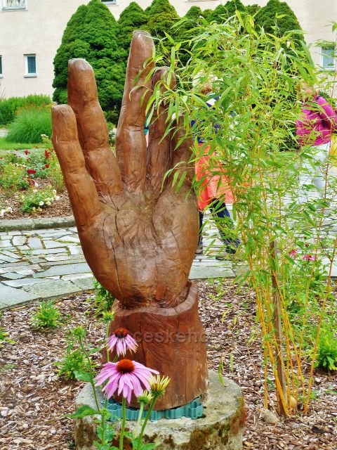 Lázně Bludov - plastika ruky