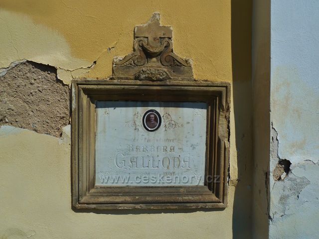 Skuhrov nad Bělou - česky psaná náhrobní deska z roku 1890 na zdi kostela sv.Jakuba
