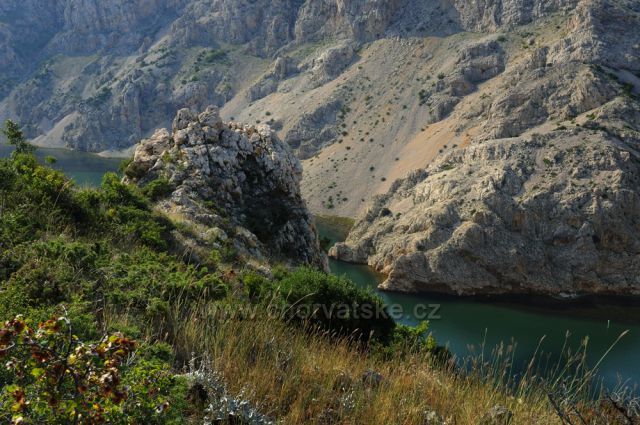 Pohled od puebla Apačů na Rio Pecos, neboli řeku Zrmanju.