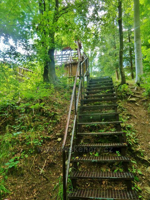 Skuhrov nad Bělou - schodiště v areálu hradu k rozhledně