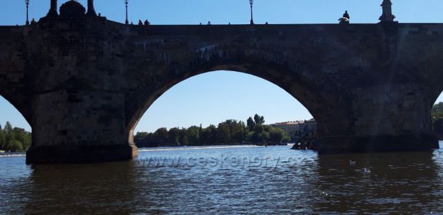 Karlův most z Vltavy