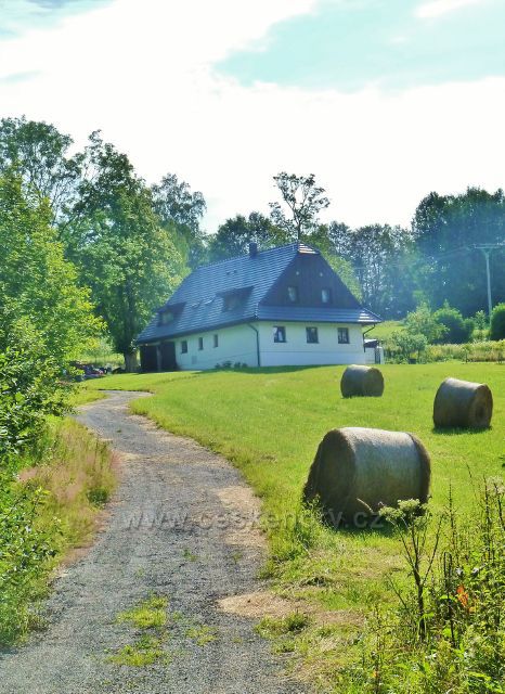České Milovy - chalupa v bývalé sklářské osadě