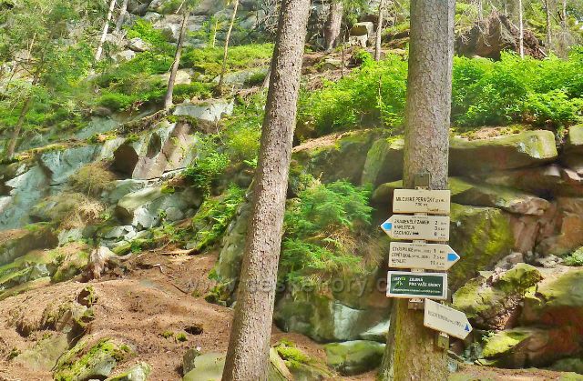 České Milovy - turistický rozcestník "Milovské Perníčky(vyhl.) 730 m.n.m."