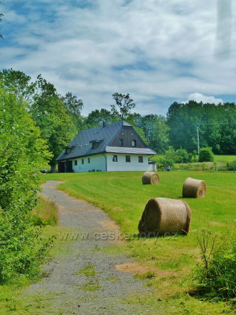 Český Malín - sklizeň sena v areálu zaniklé sklářské osady