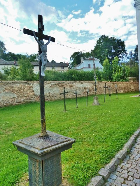Sněžné - železné kříže u kostela sv.Kříže