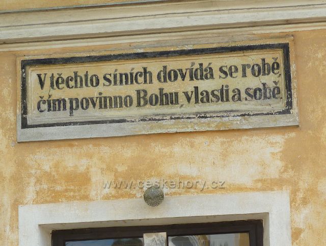Sněžné - detail nápisu na budově občanské vybavenosti