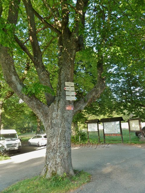 Svratka - rozcestí před loveckým zámečkem Karlštejn