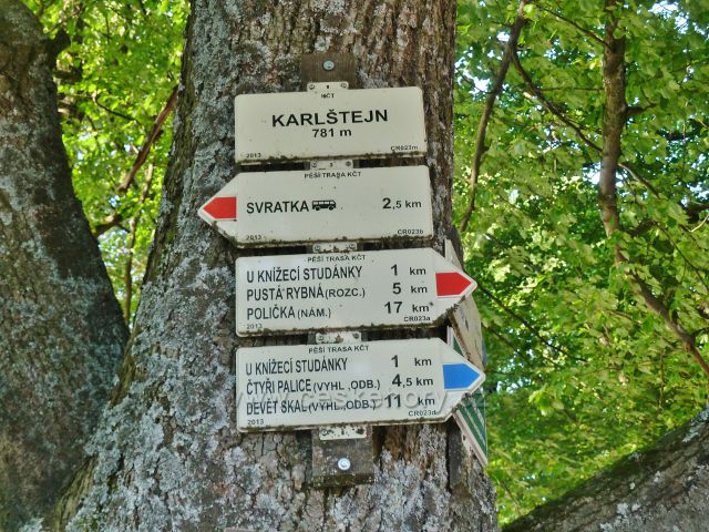 Svratka - turistický rozcestník "Karlštejn  781 m.n.m."