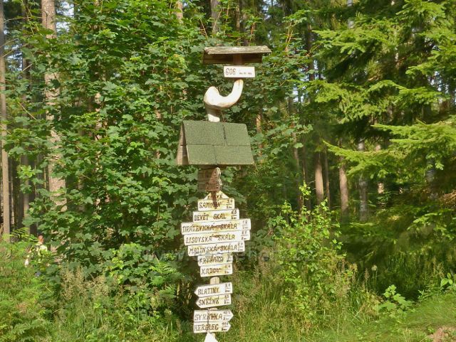 Milovy - místní rozcestník na trase po zelené TZ ke skalnímu útvaru Dráteničky