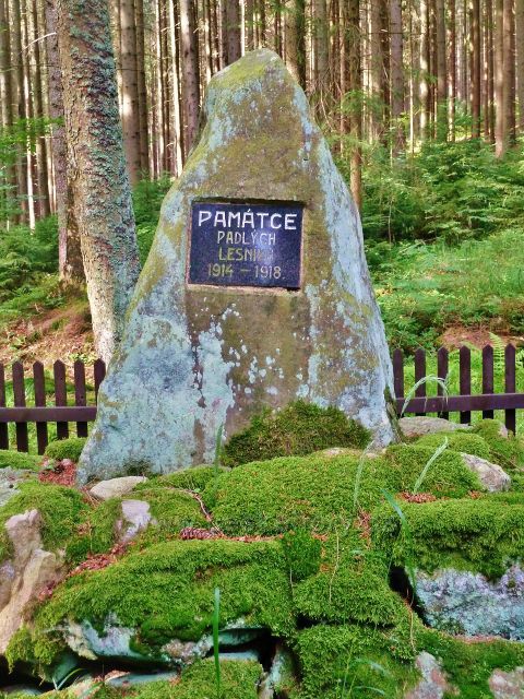 Milovy - detail pomníku "Památce padlých lesníků 1914-1918"