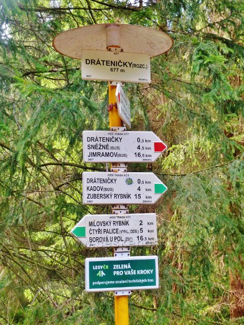 Sněžné - turistický rozcestník "Dráteničky (rozc.) 677 m.n.m."