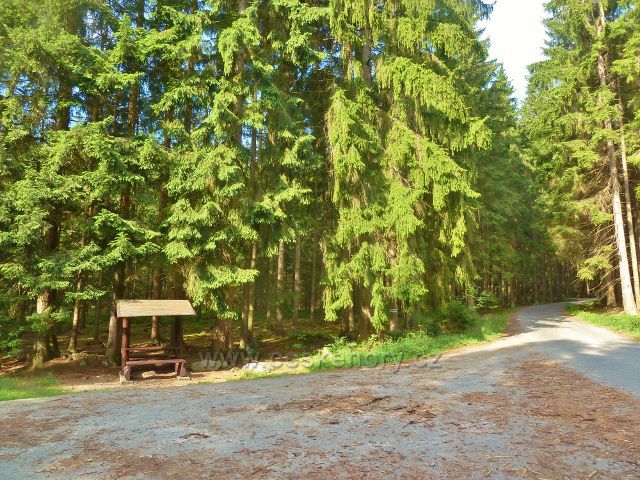 Sněžné - turistický přístřešek Dráteničky a místo záchrany ZR 020