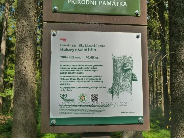 Sněžné - označení hranic PP Lisovská skála s informační tabulkou