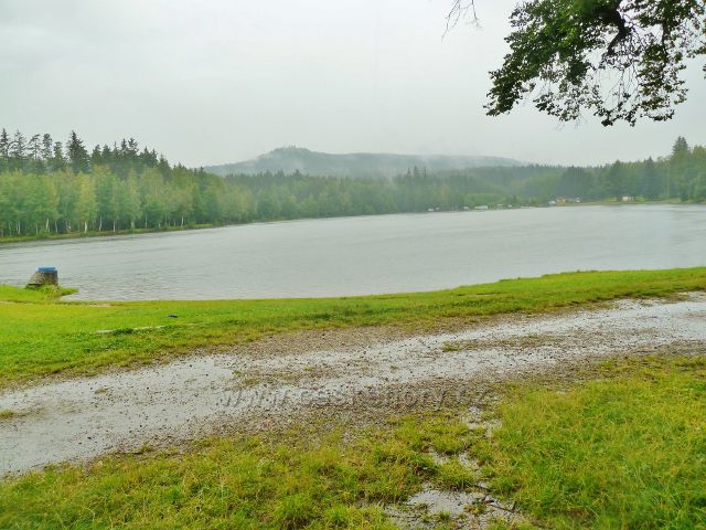 Milovy - Milovský rybník za deště