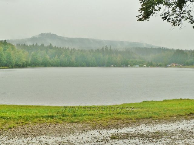 Milovy - Milovský rybník za deště
