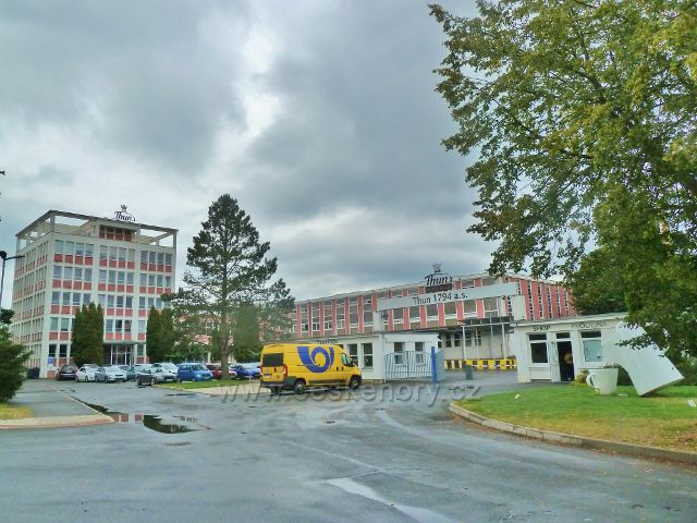 Porcelánka Thun v Nové Roli, hlavní brána a výrobní haly