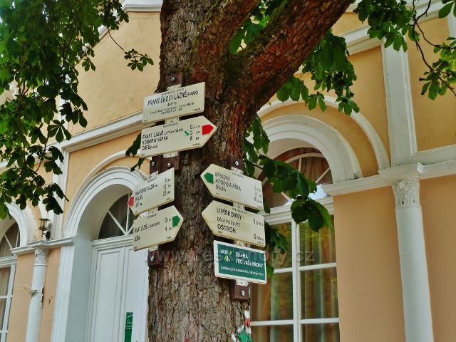 Františkovy Lázně - turistický rozcestník "Františkovy Lázně (park) 445 m.n.m."