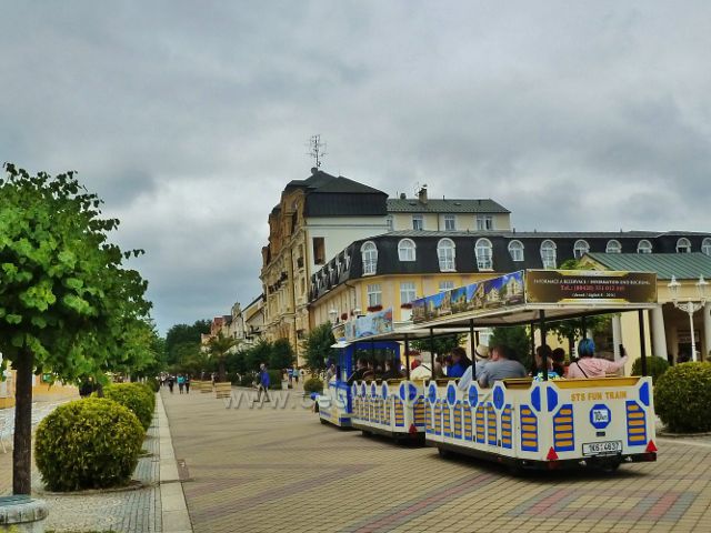 Františkovy Lázně - "Turistický" vláček na náměstí Míru