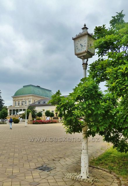 Františkovy Lázně - dobové hodiny na rohu Náměstí Míru