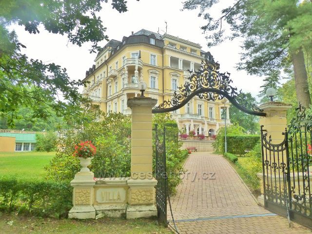 Františkovy Lázně - pohled na lázeňský hotel Imperiál