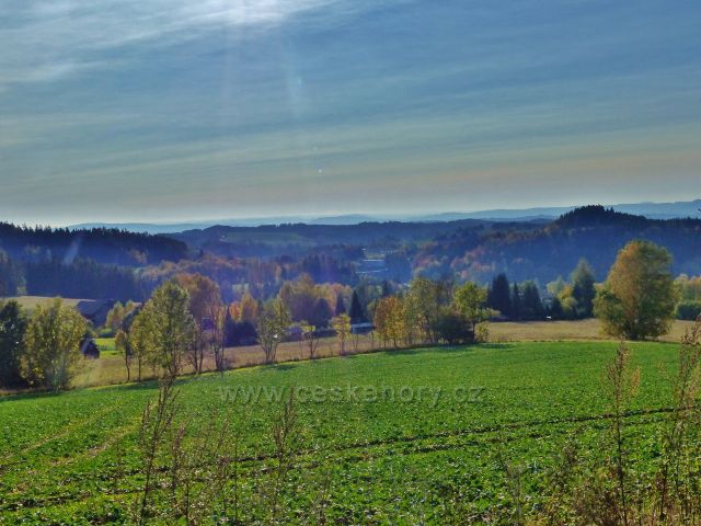 Pastviny - pohled z úbočí vrchu "Na Vrších " k přehradní hrázi