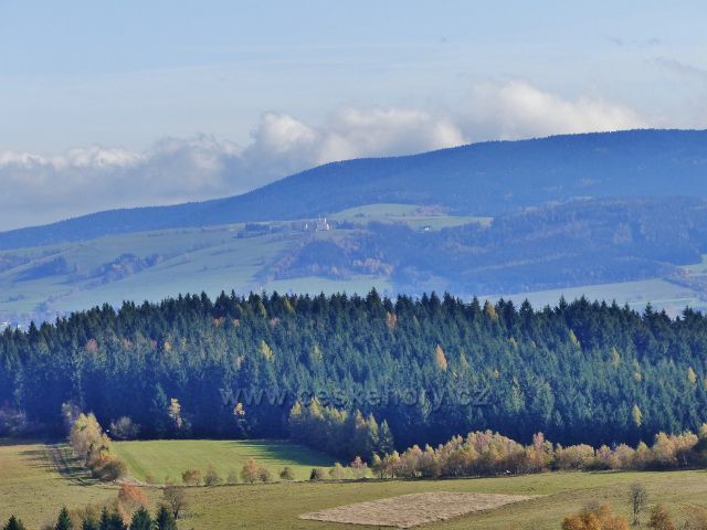 Petrovičky - pohled z Adamu na Klášter Hedeč pod vrchem Jeřáb (1003 m.n.m.)