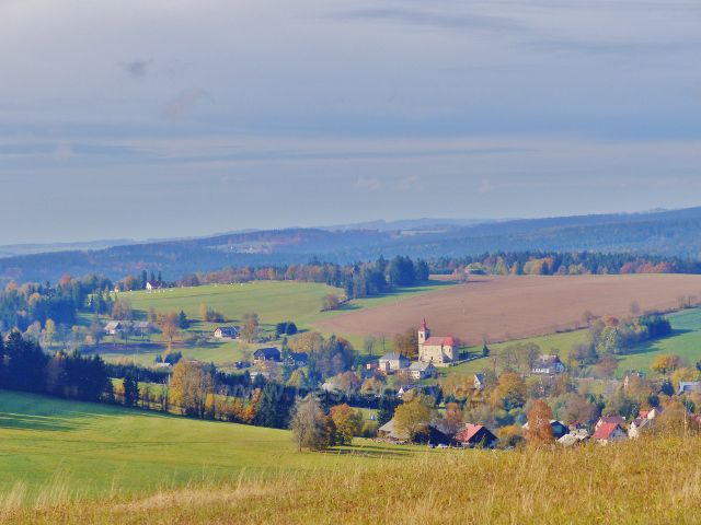Petrovičky - pohled z Adamu na kostel sv.Petra a Pavla v Českých Petrovicích